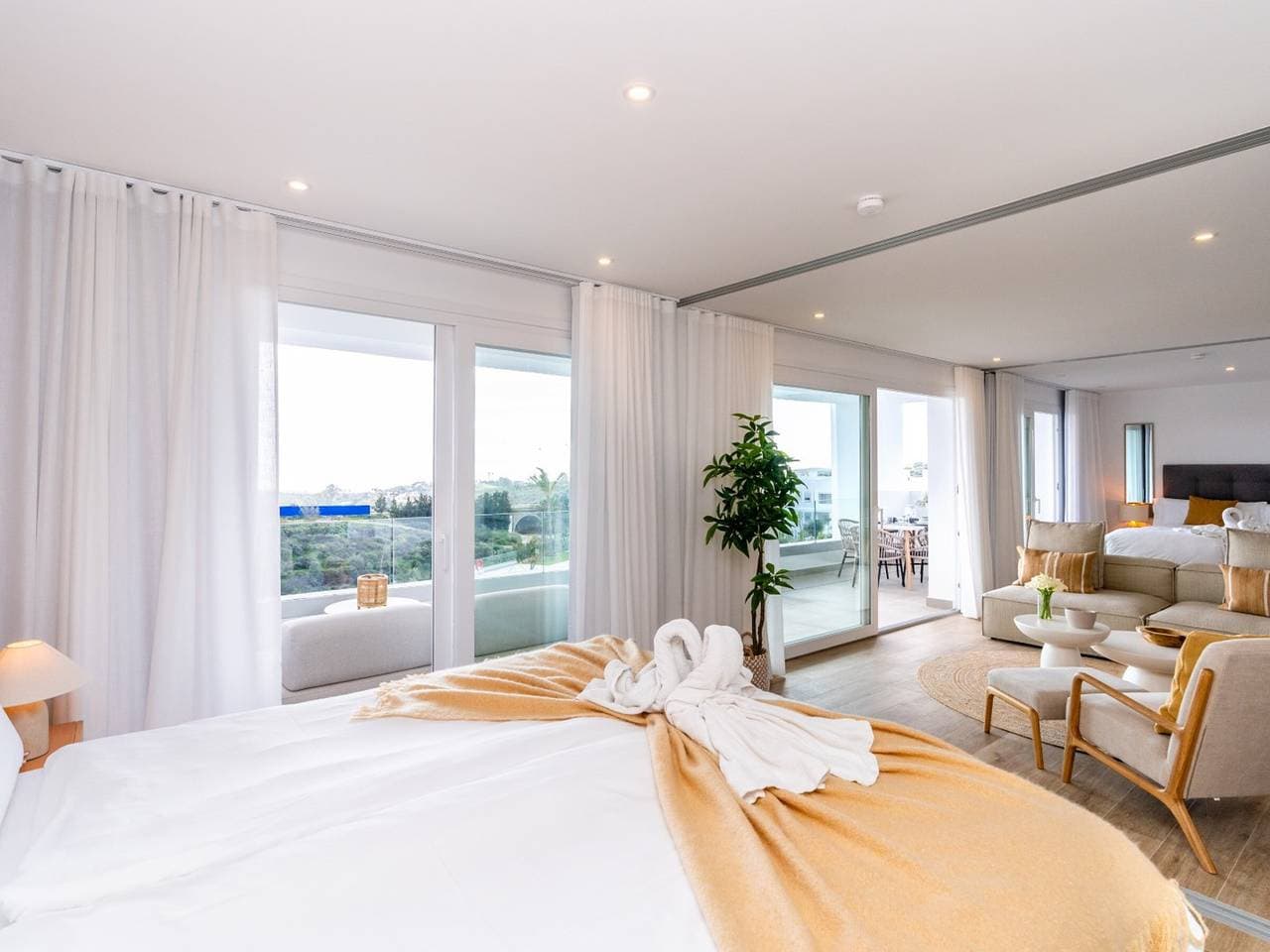 Foto 5 von 36: Moderne Wohnung in Estepona, Lagunenzugang, 2 Schlafzimmer