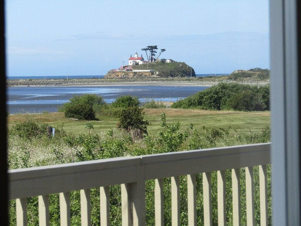 Foto 12 von 34: Wundervolle Lage und Aussicht mit einem kurzen Spaziergang zum Strand.