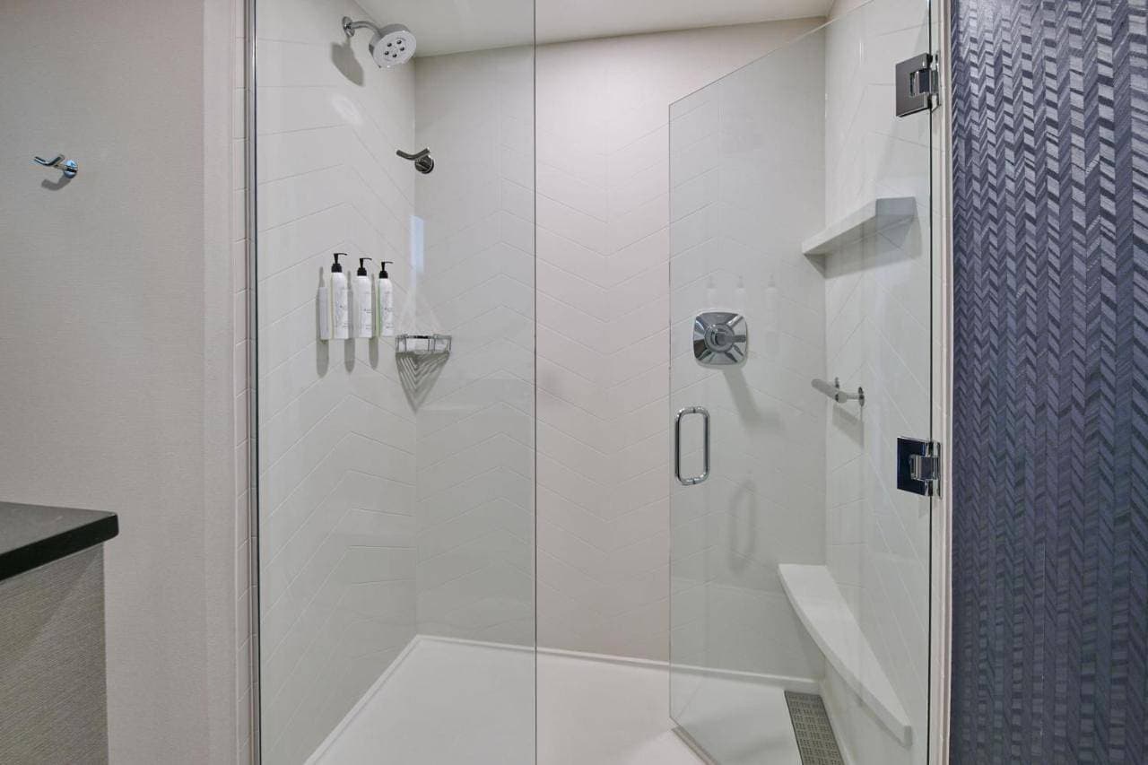Foto 9 von 9: King Suite with Roll-In Shower and Sofa Bed - Mobility Access/Hearing Accessible