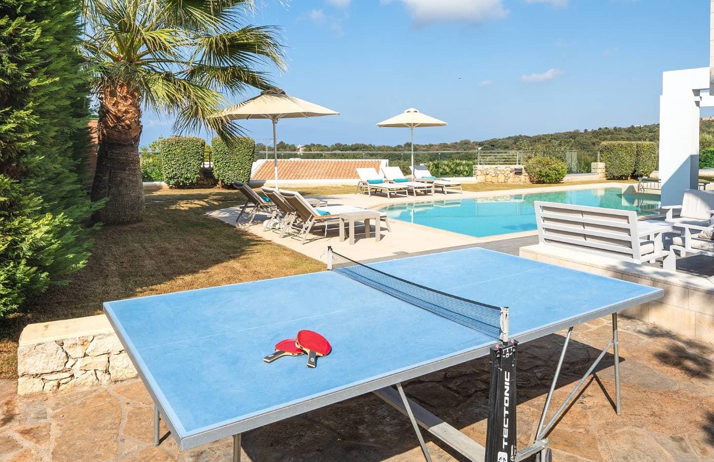 Foto 4 von 28: High-Spec Contemporary Villa with Garden, Jacuzzi and Walk-to-Tavernas Location