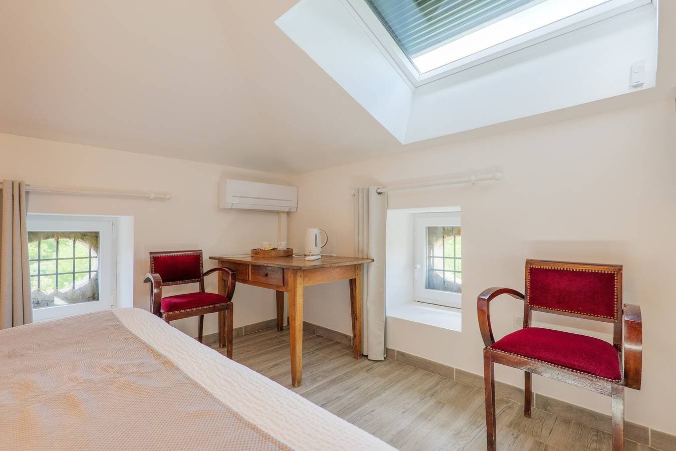 Foto 6 von 22: Gästezimmer 'Chambre Catherine' mit Gemeinschaftspool, WLAN und Klimaanlage