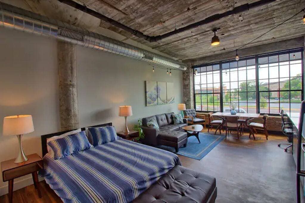 Foto 2 von 33: Chic Ultramodern Studio Loft w/ Designer Features