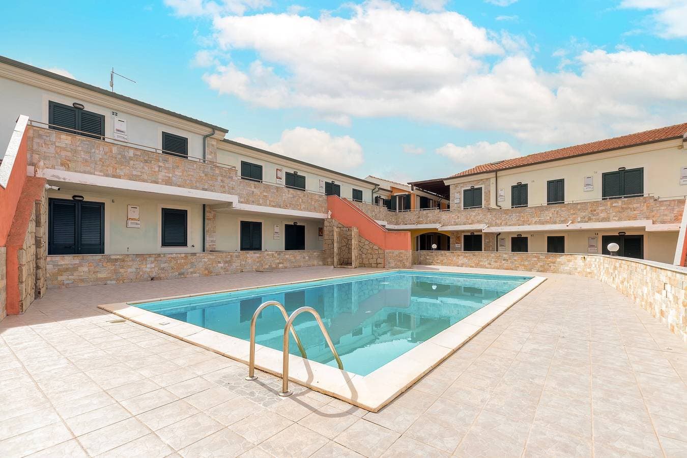 Foto 3 von 24: Ferienwohnung 'Le Residenze Di Anna' mit Meerblick, Gemeinschaftspool und Klimaanlage