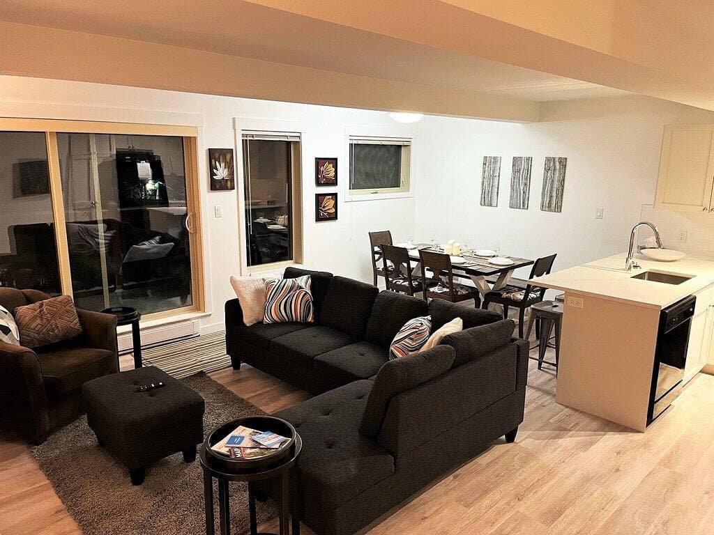 Foto 13 von 13: Renovated 3 bedroom condo, lower village, steps from the gondola and Toby pool.