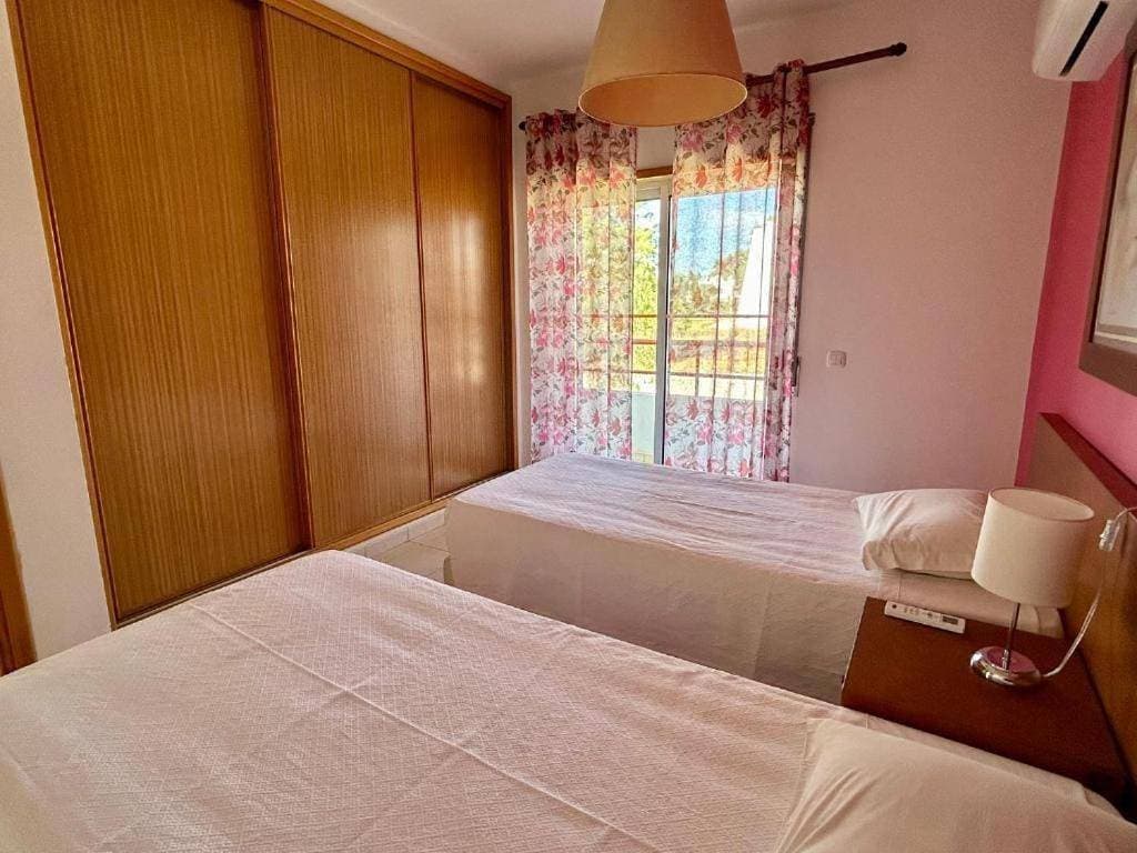 Foto 2 von 19: One-Bedroom Apartment with Balcony and Pool View (4 Adults)