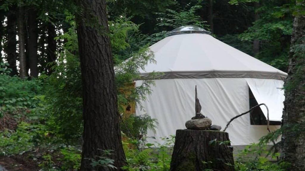 Foto 7 von 39: Gönnen Sie sich einen romantischen Kurzurlaub mit einer Jurte für Paare auf einem 2 Hektar großen Privatgrundstück am Wasser!