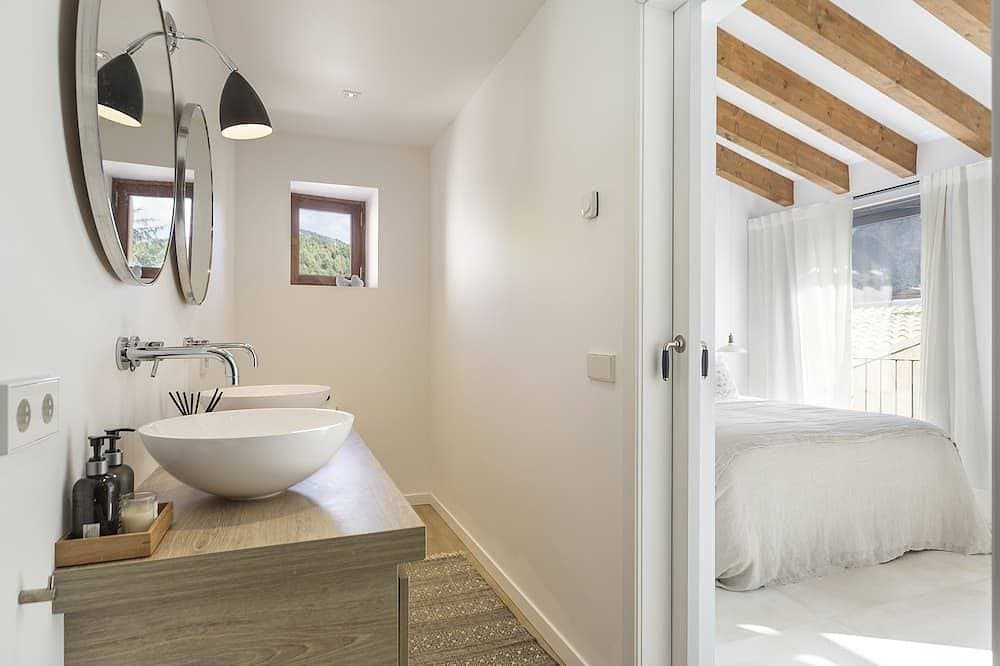 Foto 7 von 30: Exklusive Designer-Steinvilla mit Blick auf die Berge