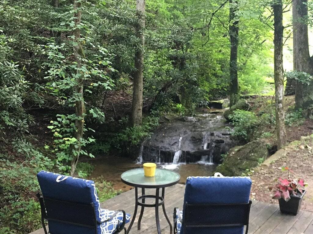 Foto 13 von 28: Rotes kleines Haus in den Bergen - Wasserfall, Whirlpool und herrliche Aussicht auf den Bauernhof
