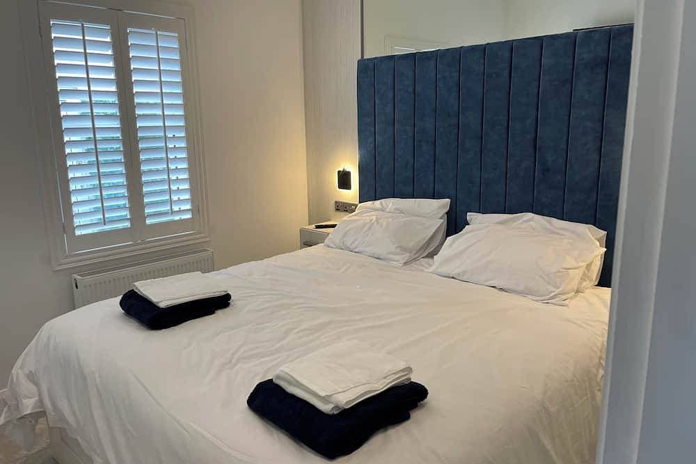 Cottage-Sleeps 5-Parking-Near Beach-Fireplace 1