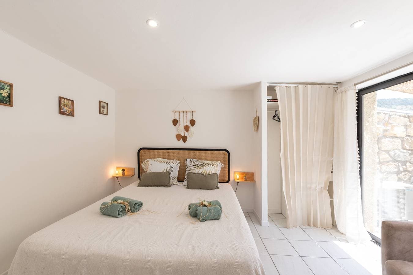 Foto 8 von 24: Ferienwohnung 'T1 Ardeche Vesseaux' mit Bergblick, Gemeinschaftsgarten und WLAN