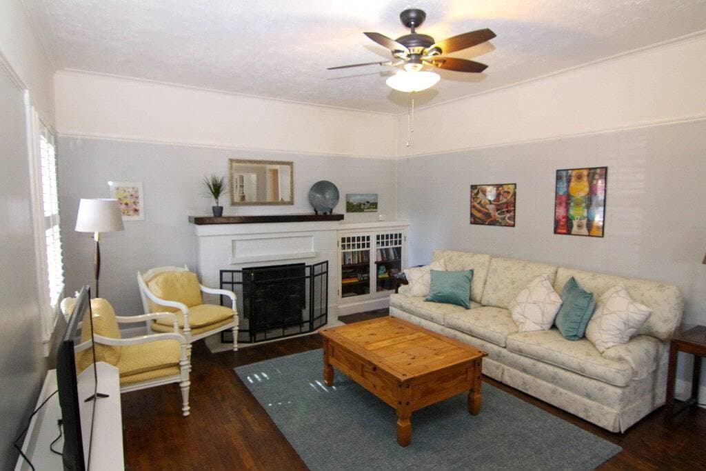 Foto 7 von 53: Charming Two Room Bungalow with Patio and Backyard Near Downtown