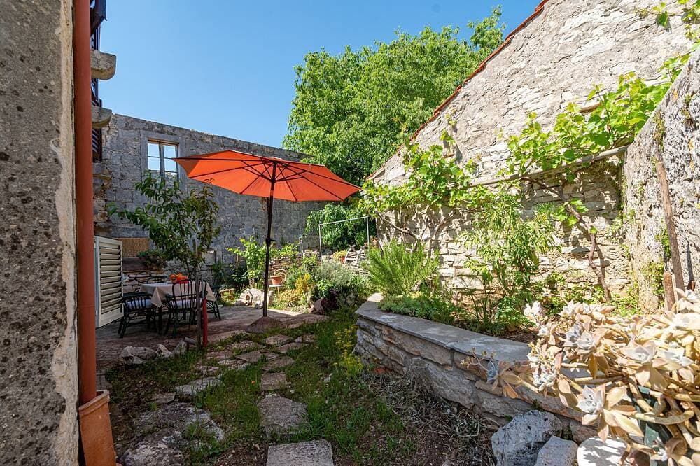 2-Zimmer-Ferienwohnung mit Terrasse Zrnovo, Korcula 1