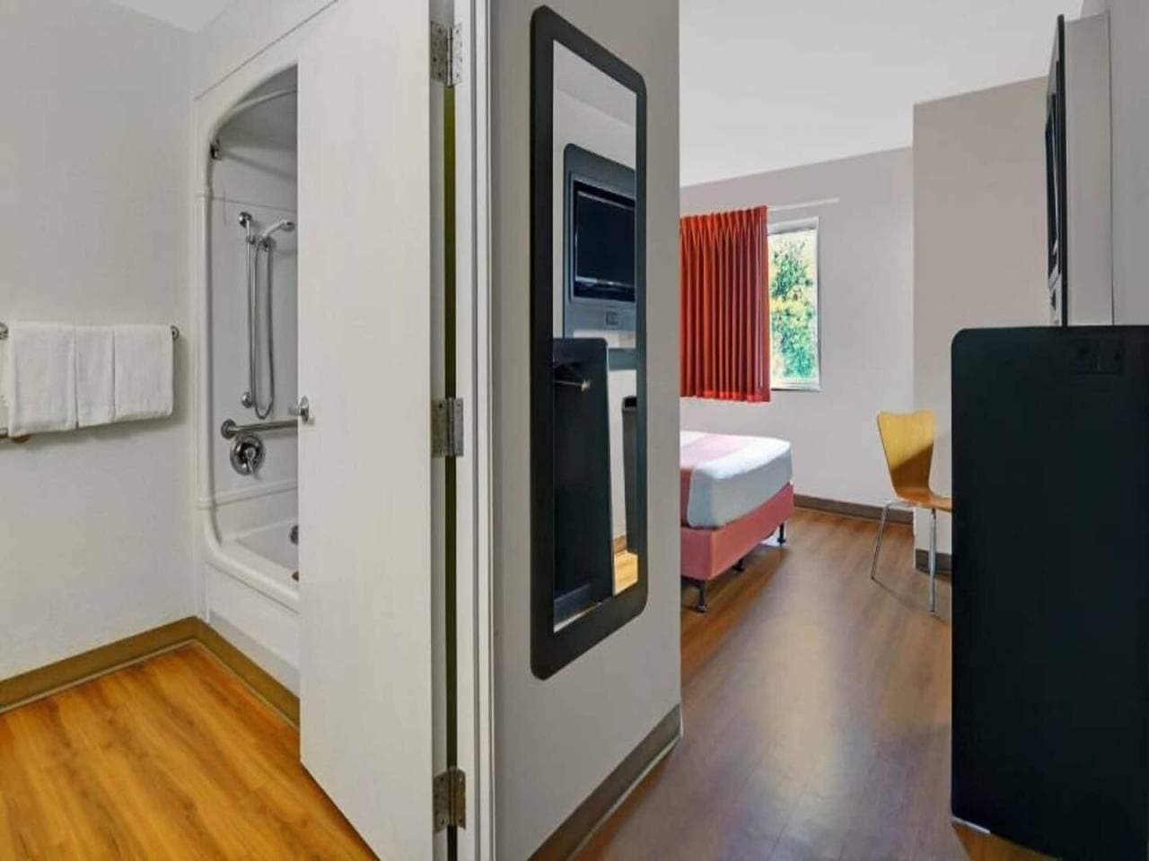 Foto 7 von 22: 2 Doppelbetten | Minikühlschrank