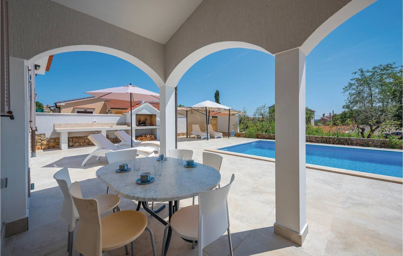 Foto 9 von 37: Geräumige Ferienwohnung mit Pool und Terrasse, in der Nähe des Restaurants „Captain Morgan“