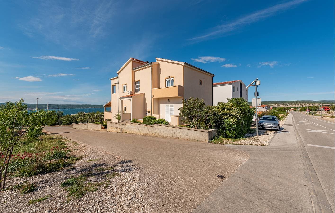 Urlaub am Meer: Gemütliche Ferienwohnung mit Terrasse und Parkplatz, 2,5 km von Novigradsko More entfernt 1