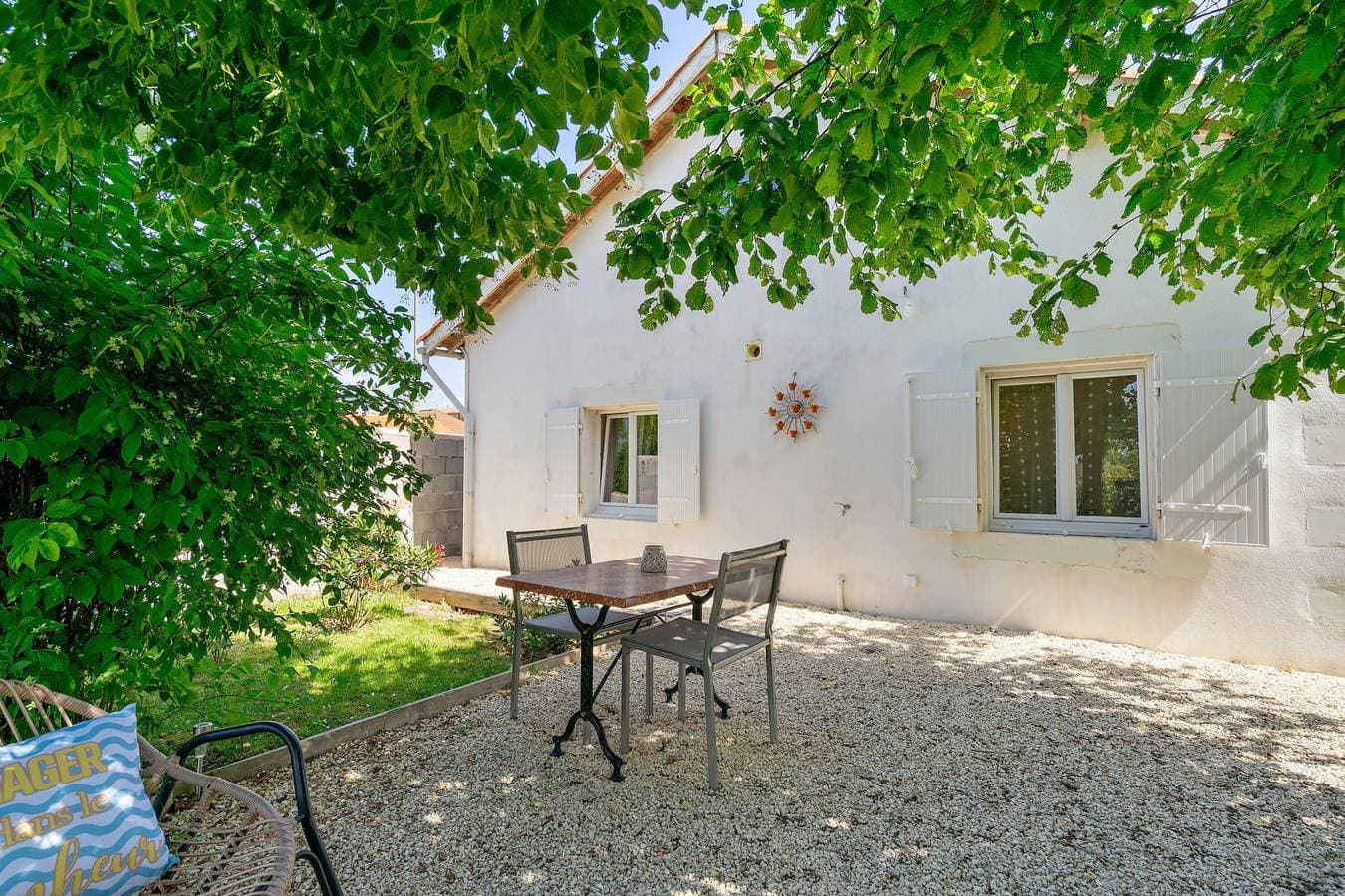 Foto 2 von 30: Gästezimmer „Embellie“ mit privater Terrasse, eigenem Garten und WLAN