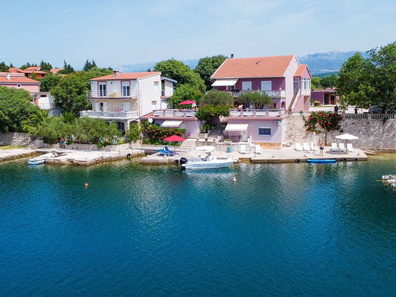 Ribnica 15 km von Novigrad: Mehrfamilienhaus Ana 1