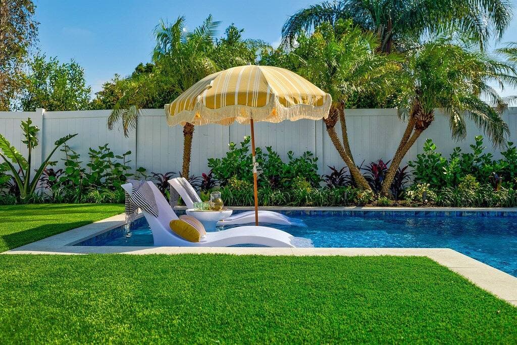 Foto 8 von 43: Retro Retreat | Heated Pool + 5 Blocks to Beach