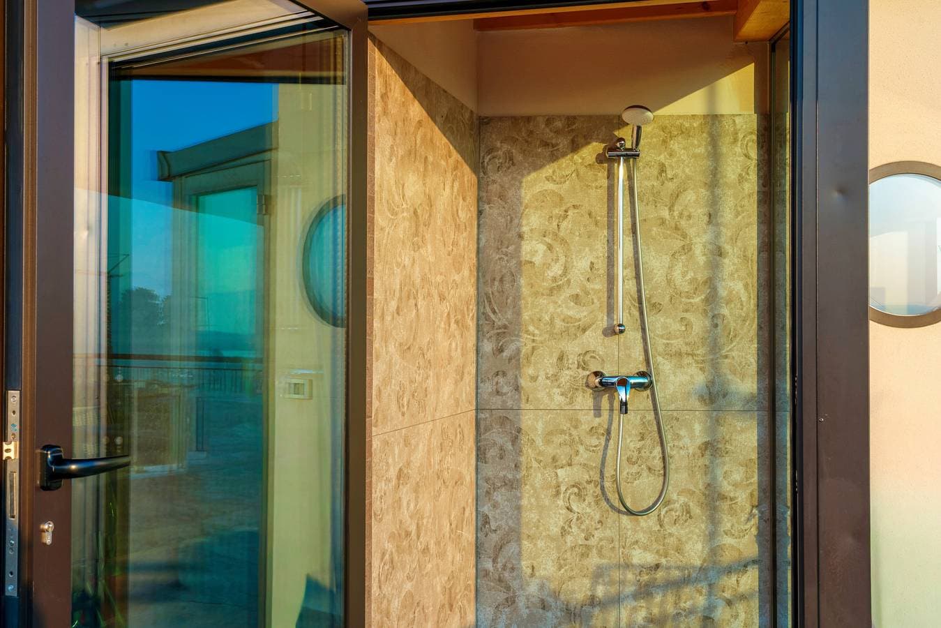 Foto 9 von 36: Regarda - Residenza Gj - piano T moderno bilocale con terrazza panoramica