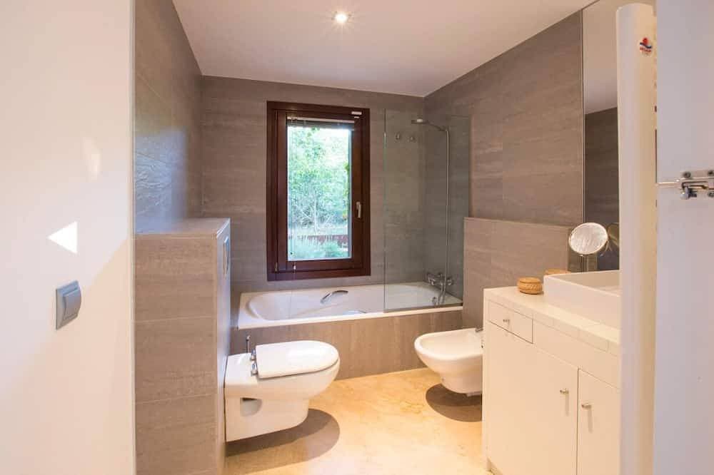 Foto 6 von 30: Atemberaubende moderne Design-Villa am Berg in einzigartiger Lage, Terrassen und Pool