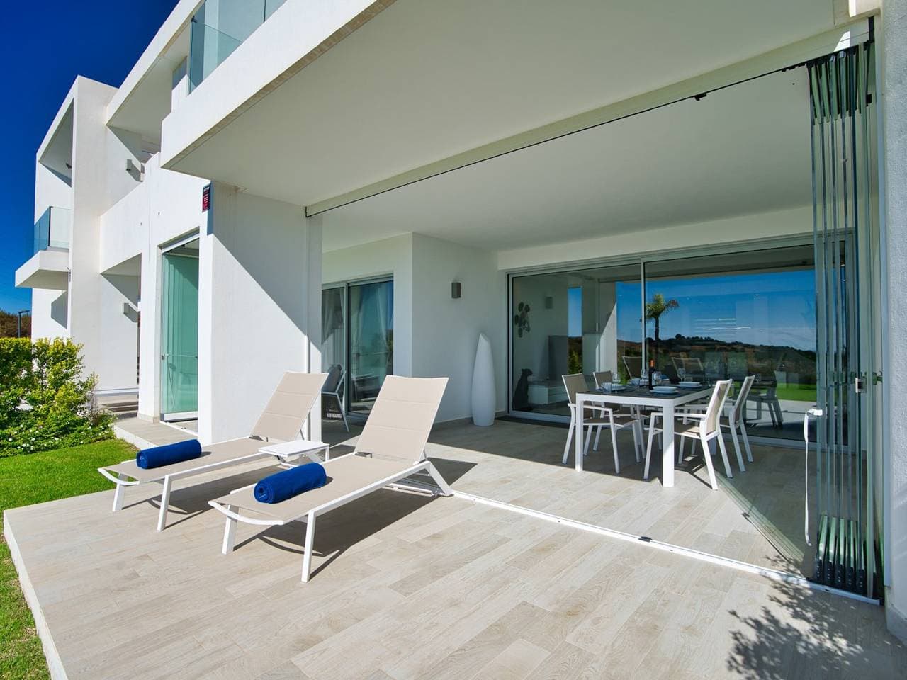 Foto 9 von 33: Moderne Wohnung in Casares mit Garten und Lagunenzugang
