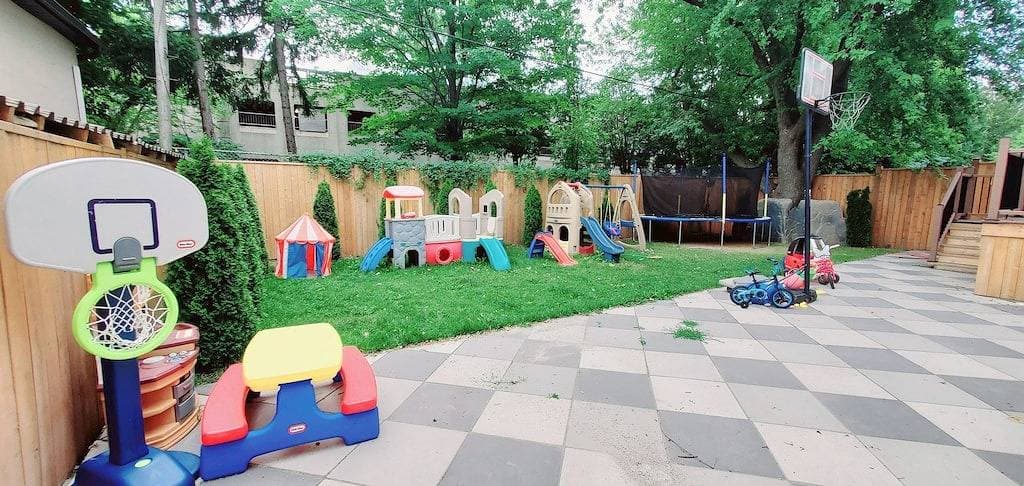 Comfortable Room in Toronto next to Yorkdale shopping mall 1