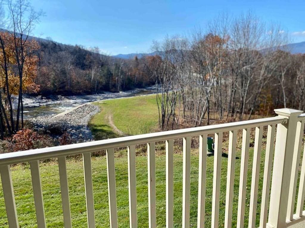 Foto 7 von 32: River & Loon View Studio | Remodeled Kitchen | Indoor Pool | Walk to Town