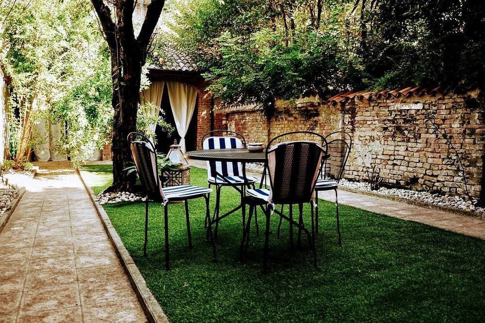 Ein Garten im Schatten des Torrazzo 1