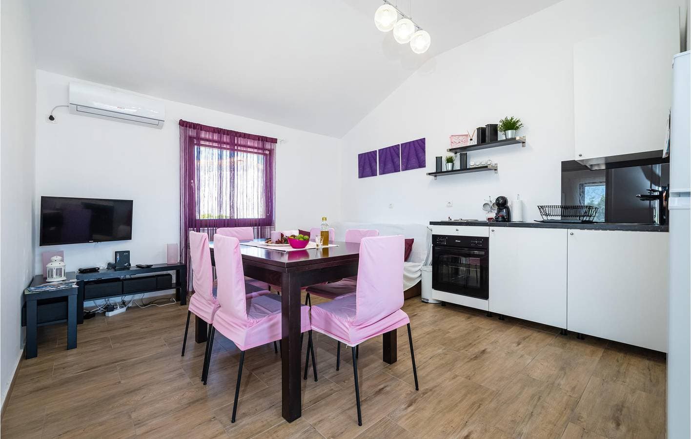Foto 7 von 37: Ferienwohnung am Meer mit Terrasse, Küche und Parkplatz in der Nähe von Novigradsko Mehr