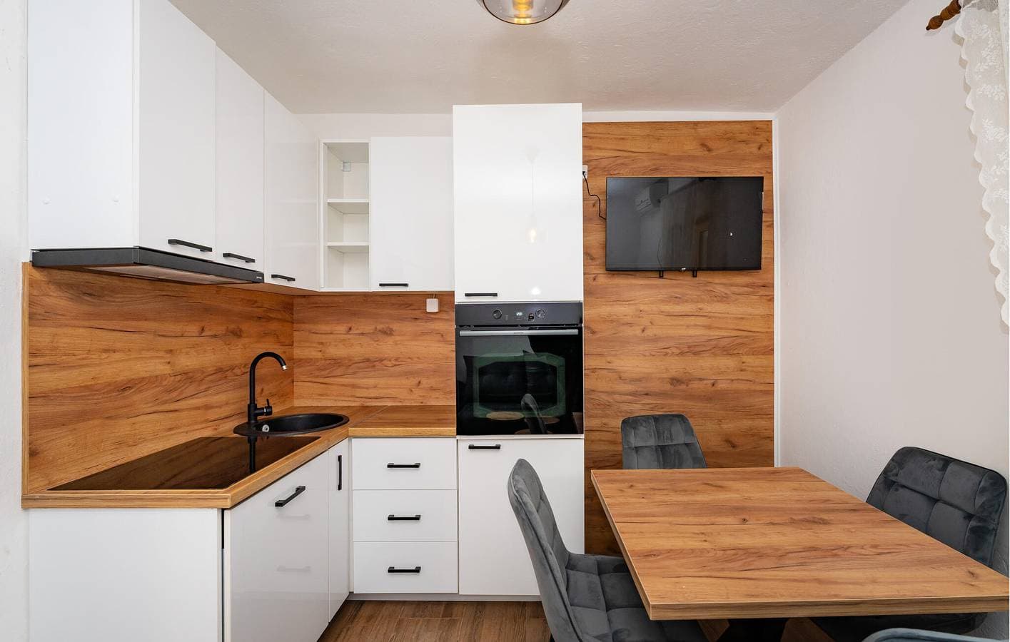 Foto 9 von 25: Gemütliche Ferienwohnung mit Terrasse in der Nähe der Küste und des Stadtzentrums in Donji Karin
