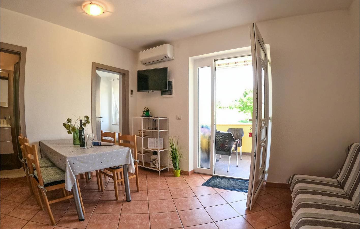 Foto 4 von 19: Gemütliches Apartment mit Terrasse, 100 m von der Küste und dem Stadtzentrum entfernt, mit Parkplatz