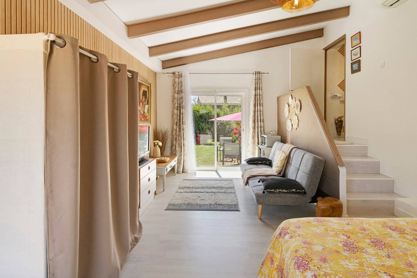 Foto 7 von 22: Gästezimmer „Le Pape - Chambre“ mit Meerblick, WLAN und Klimaanlage