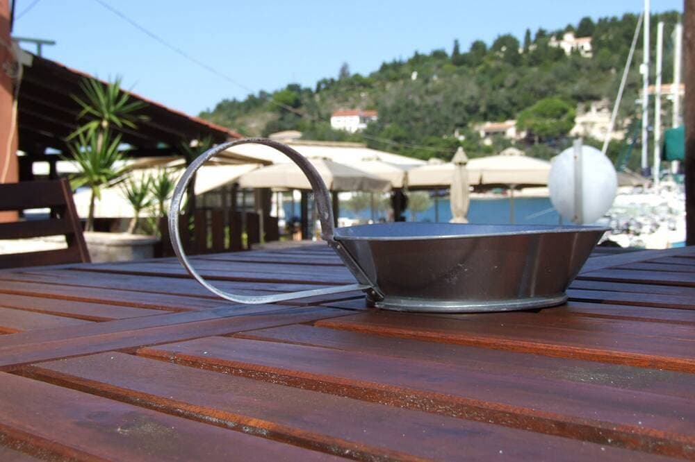 Ein schönes Steinhaus am Strand mit einem großen Garten und Hof in Lakka Paxos. 1