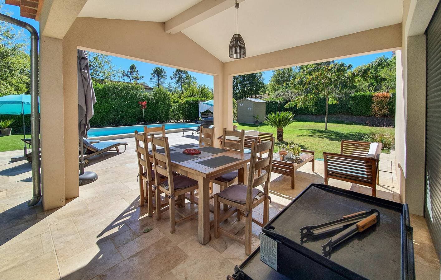 Foto 3 von 22: Geräumiger Rückzugsort mit Pool, Parkplatz und Terrasse