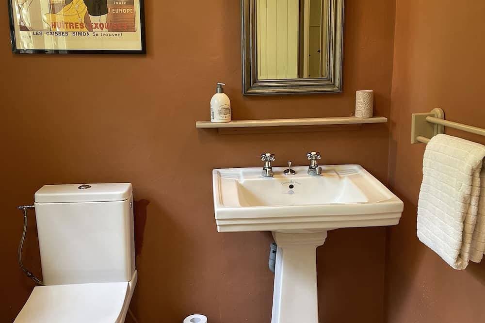 Foto 13 von 30: Ein schönes romantisches Schlafzimmer mit Mezzaninbereich, Badezimmer und privatem Garten