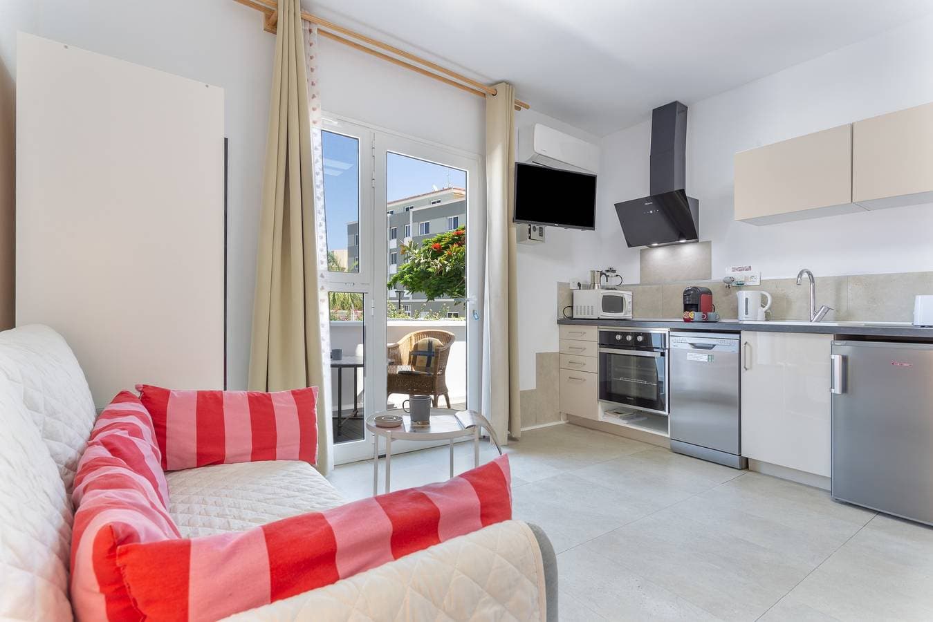 Foto 4 von 32: Apartment Fantastico 1 – Klimaanlage, kostenloses Parken, Balkon & Stadtblick