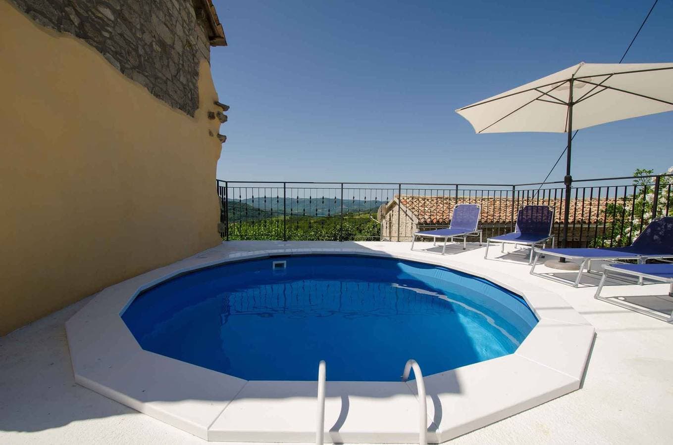 Foto 5 von 26: Ferienhaus mit Pool und Klimaanlage