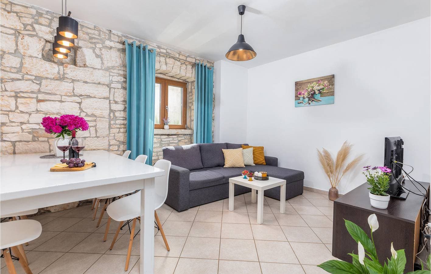 Foto 4 von 28: Charmante 70 m² große Wohnung mit Pool, Terrasse und WLAN in der Nähe von Sehenswürdigkeiten
