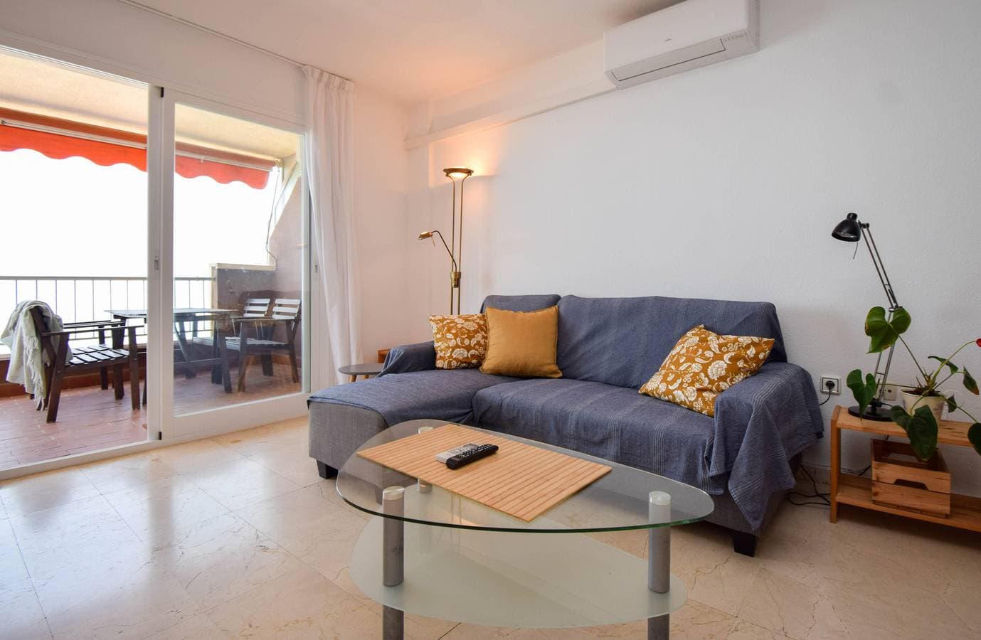 Foto 8 von 26: Ref: 276. 2 bedroom seafront apartment with pool and parking