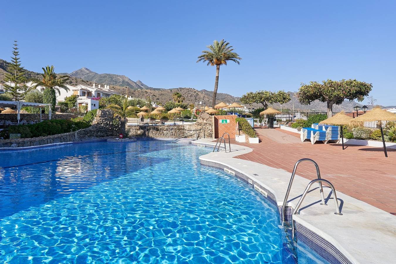 Foto 3 von 30: Ferienwohnung 'Casa Mimosa Capistrano Nerja' mit Meerblick, Gemeinschaftspool und Wi-Fi