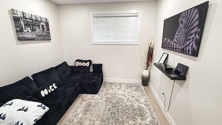 Private Entrance Two Bedrooms FastWiFi Parking 1