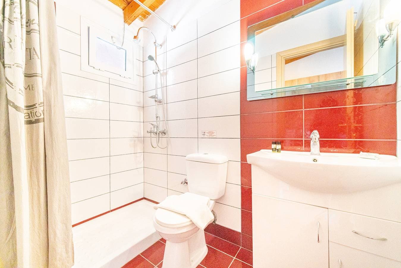 Foto 13 von 28: Einzimmerapartment 'Arianna Deluxe Studio 20' mit Meerblick, Gemeinschaftspool und WLAN