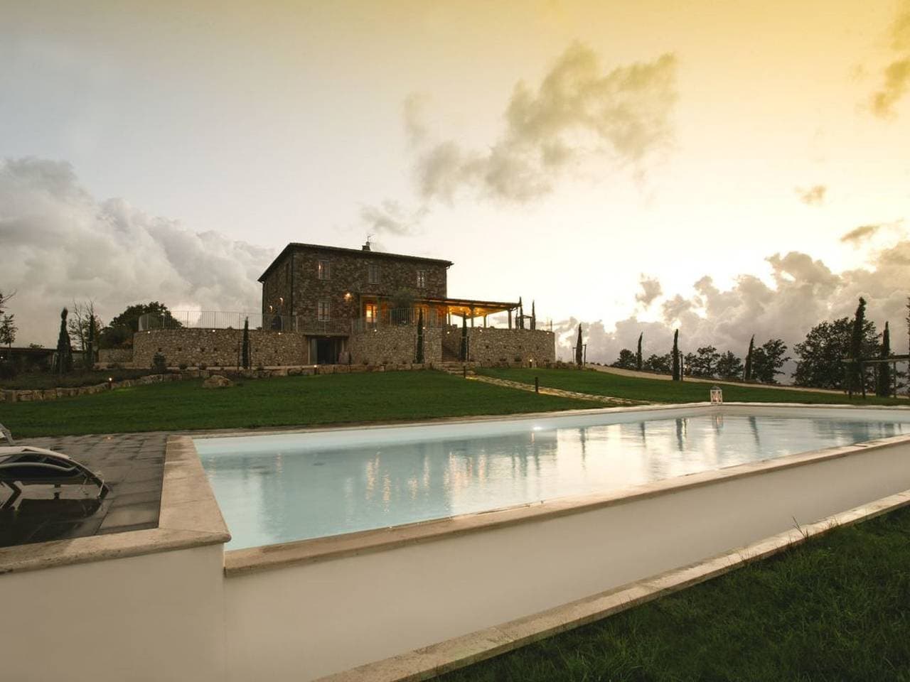 Foto 2 von 67: Villa mit Infinity-Pool