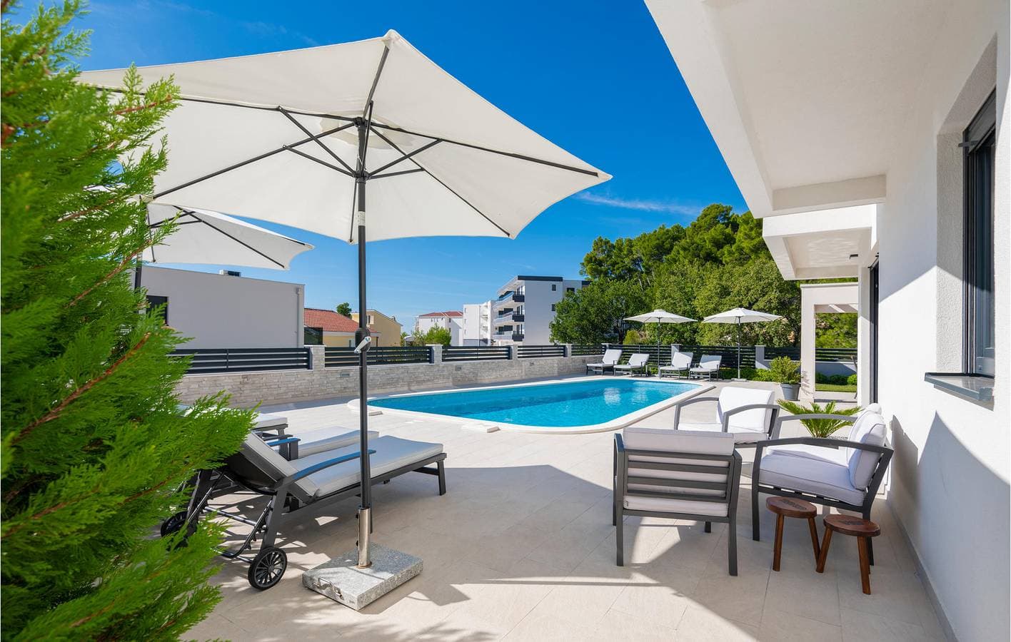 Foto 13 von 27: Apartment mit Meerblick, Pool und Küche, 500 m vom Strand entfernt