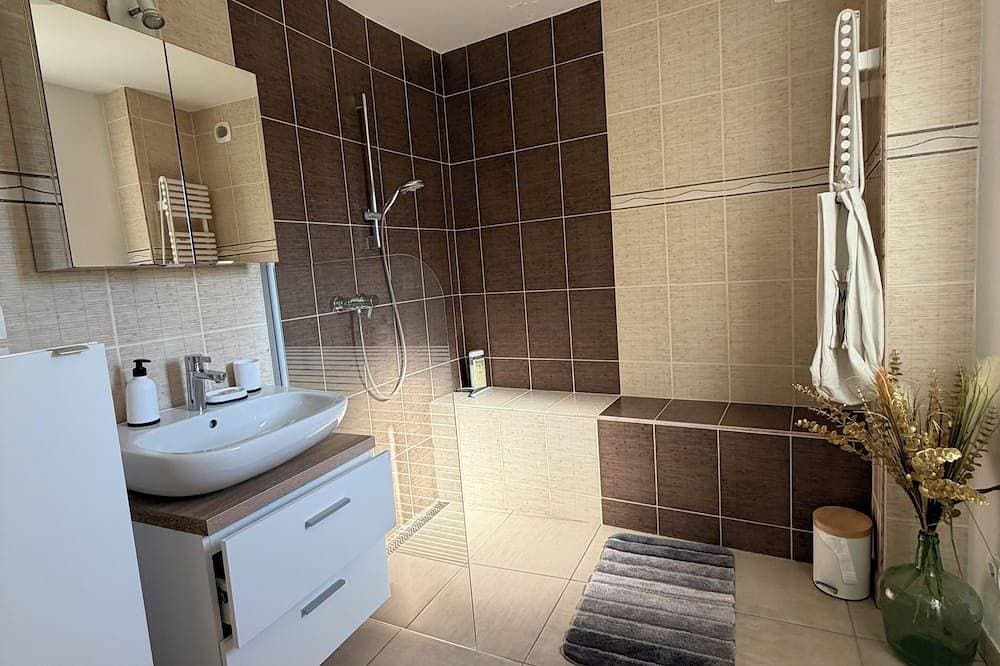 Foto 6 von 8: Superb furnished t2 in a quiet area with private parking