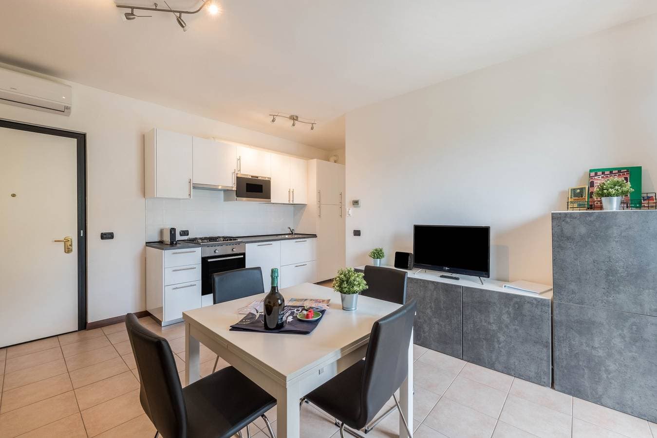 Foto 11 von 23: Ferienwohnung 'Villa Bornico Marisa' mit Seeblick, WLAN und Klimaanlage