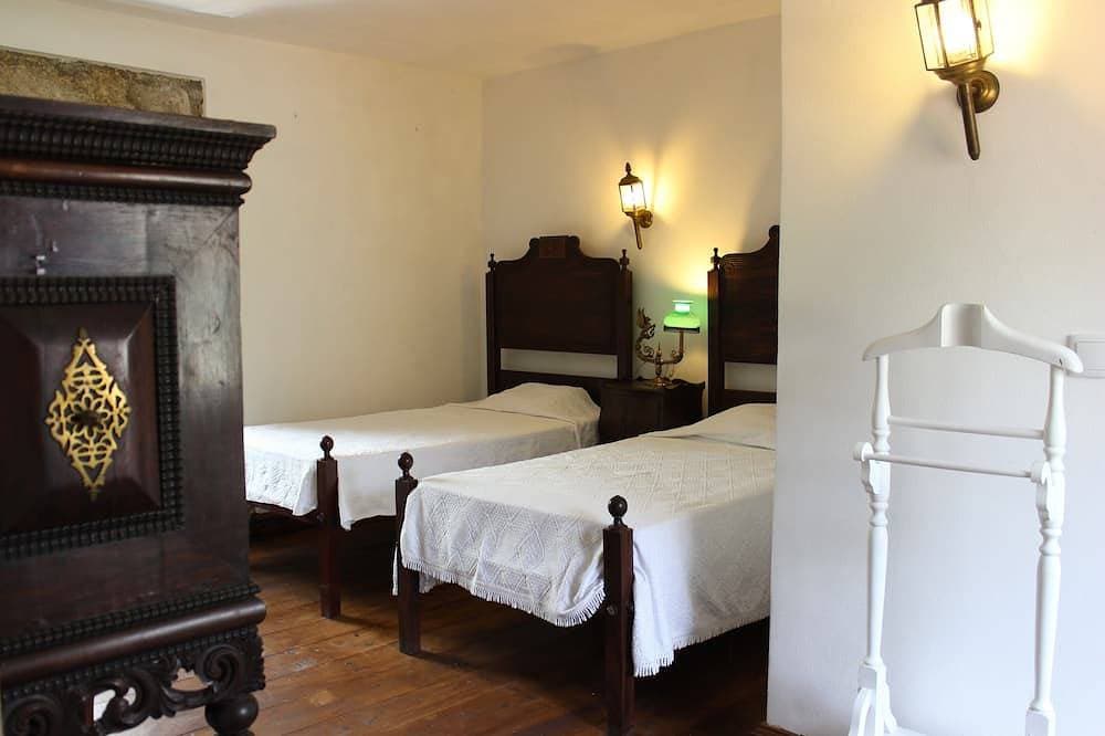 Foto 11 von 30: Quinta Paredes, Land of Paradise, immersed in nature, with its medieval tower.