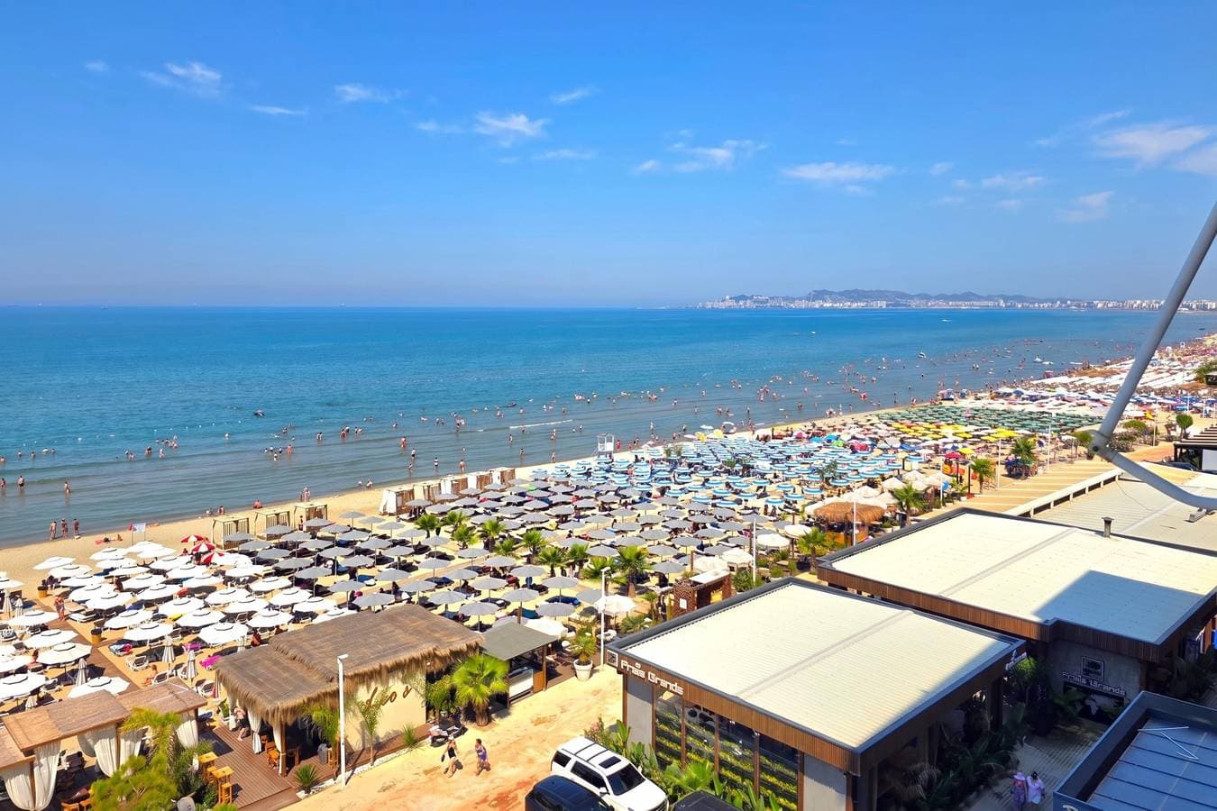 Foto 11 von 42: Beachfront & Sea View Apartment 101
