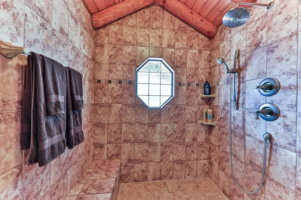 Foto 2 von 32: *Booking Summer* Nature Cabin & Bunkroom-Hot Tub, Grill, Fire Pit