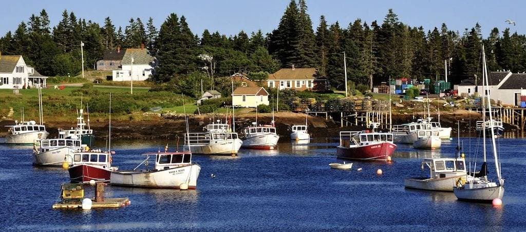 Foto 13 von 29: Beachfront Breezes 20 Steps To Water w/ Beach Firepit & Grill Near Acadia